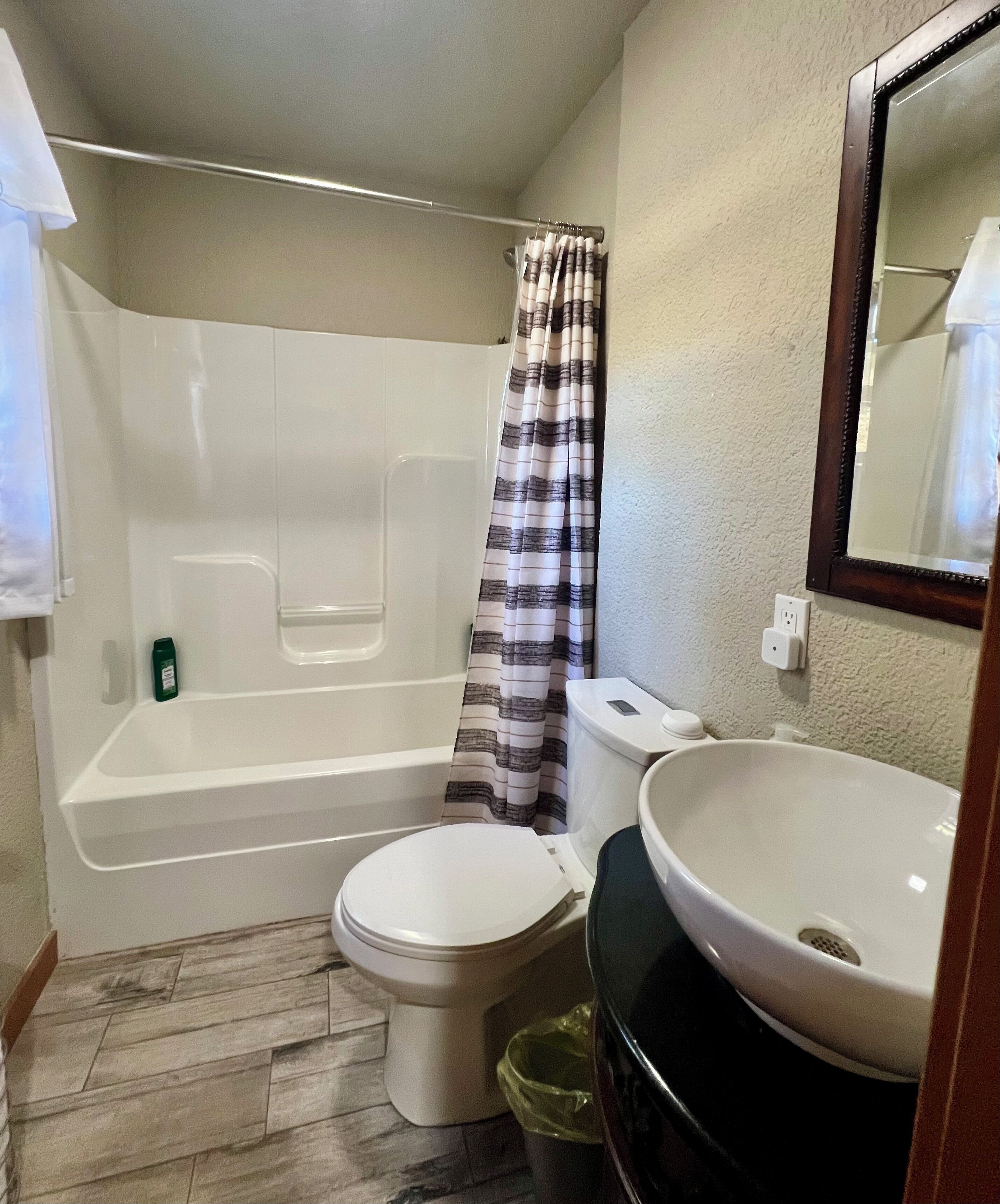 Une salle de bain avec une baignoire, des toilettes et un lavabo.