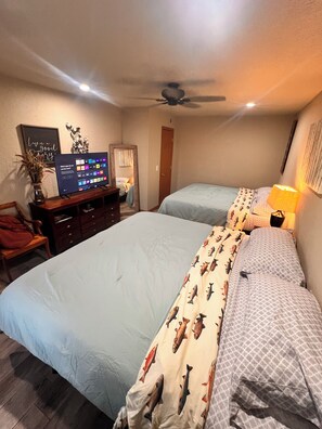 2 bedrooms, WiFi, bed sheets - 2 KING Beds Cabin #61 on Mount Magazine (Paris)