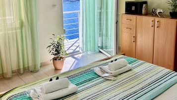 Apartment 202 | Meja, kalis bunyi, cadar katil