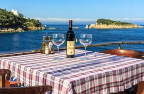 Bar en bord de piscine
