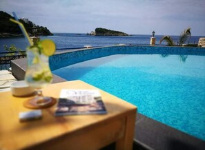 Una piscina al aire libre de temporada