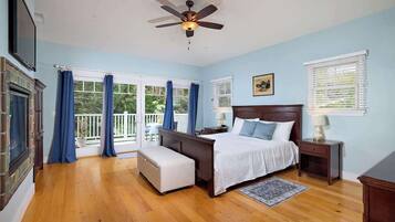 4 bedrooms, desk, iron/ironing board, travel crib