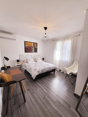 4 habitaciones, escritorio y tabla de planchar con plancha