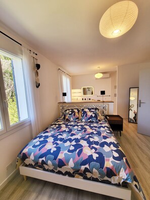 4 slaapkamers, een bureau, een strijkplank/strijkijzer, reisbedje