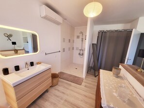 Secadora de cabello, toallas, jabón, papel de baño 