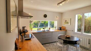 Coffee/tea maker, fridge, microwave, oven