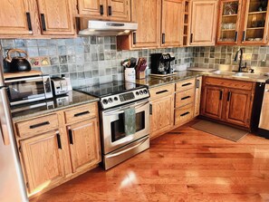 ثلاجة، ميكروويف، فرن، موقد طهي مسطح