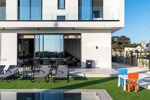 Outdoor dining - Styla Protaras Luxury Villas (Protaras)