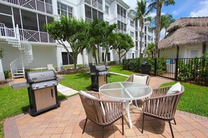Outdoor dining - Elegantly Decorated Condo with Pool View! (Bonita Springs)