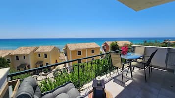 Apartment | Outdoor dining