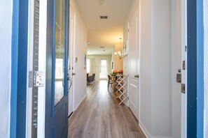3 bedrooms, desk, Internet