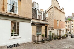 A traditional building with a sign reading "Benson Cottage." - Luxury Cottage in the Heart of Bath (Bath)