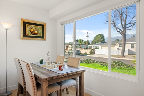 Cozy Stylish Home Spacious Fully Equipped Stay