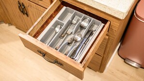 Uma gaveta de cozinha com utensílios.