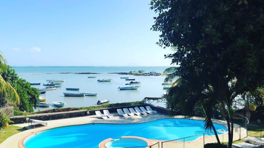 Residence With 6 Seafront Bungalows and Swimming