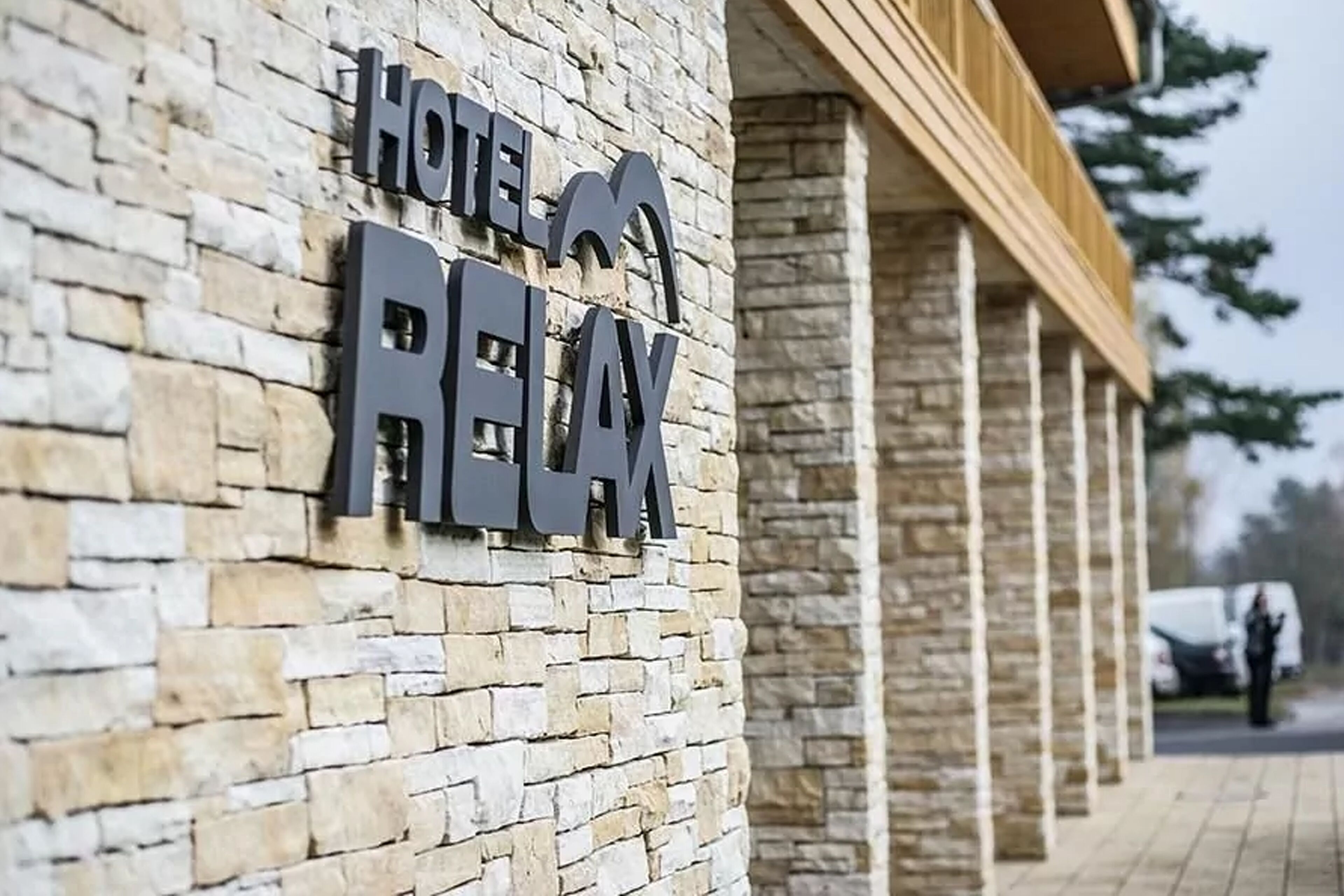 A stone wall with a sign for "HOTEL RECLAY."