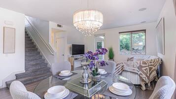 Condo, 5 Bedrooms, Balcony | Dining room