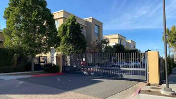 Condo, 5 Bedrooms, Balcony | Exterior