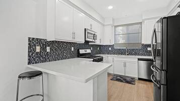 Condo, 5 Bedrooms, Balcony | Interior