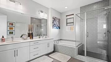 Condo, 5 Bedrooms, Balcony | Bathroom