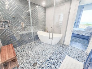Dusj, hårføner og håndklær
