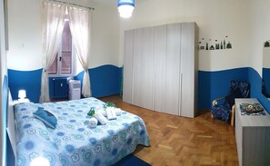 2 bedrooms, in-room safe, iron/ironing board, free WiFi