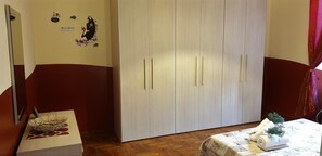 2 bedrooms, in-room safe, iron/ironing board, free WiFi