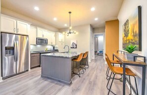 Fridge, microwave, oven, stovetop - Bright and Spacious 4 Bedroom Nash Home w/Rooftop! (Nashville)