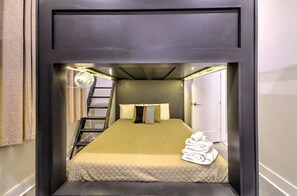 4 bedrooms, WiFi, bed sheets - Bright and Spacious 4 Bedroom Nash Home w/Rooftop! (Nashville)