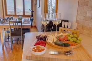 House, 4 Bedrooms | Dining