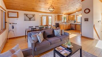 House, 4 Bedrooms | Living area | Smart TV