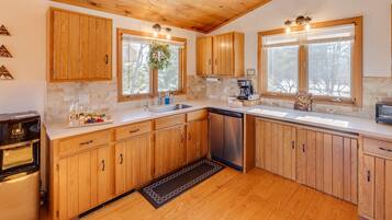 House, 4 Bedrooms | Private kitchen | Fridge, oven, coffee/tea maker, electric kettle