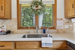 House, 4 Bedrooms | Private kitchen | Fridge, oven, coffee/tea maker, electric kettle