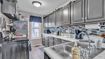 House, 2 Bedrooms | Private kitchen | Fridge, oven, dishwasher, coffee/tea maker