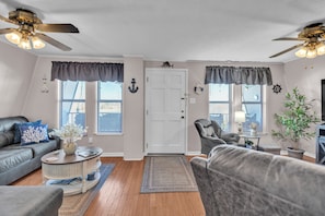 Living area - Beautiful Lakeview Chateau With Stunning Views 3 Bedroom Home (Rutledge)