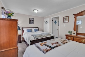 2 bedrooms, iron/ironing board, free WiFi - Beautiful Lakeview Chateau With Stunning Views 3 Bedroom Home (Rutledge)