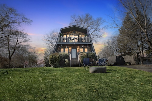 Beautiful Lakeview Chateau With Stunning Views 3 Bedroom Home