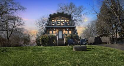 Beautiful Lakeview Chateau With Stunning Views 3 Bedroom Home