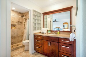 Shower, hair dryer, towels - Beautiful, Modern, & Spacious: Updated Island Townhome Great for Large Groups (Princeville)