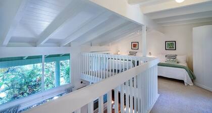 Beautiful, Modern, & Spacious: Updated Island Townhome Great for Large Groups