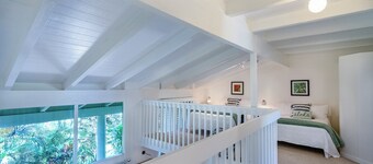 Beautiful, Modern, & Spacious: Updated Island Townhome Great for Large Groups