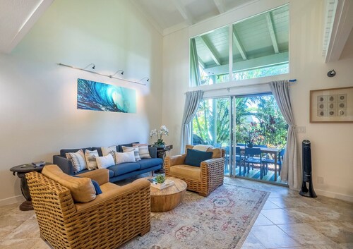 Beautiful, Modern, & Spacious: Updated Island Townhome Great for Large Groups