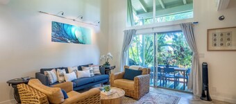 Beautiful, Modern, & Spacious: Updated Island Townhome Great for Large Groups