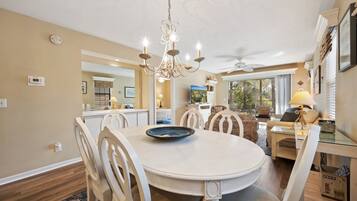 Condo, 2 Bedrooms | Dining