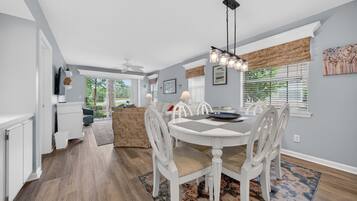 Condo, 2 Bedrooms | Dining