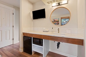 Condo, 1 Bedroom | Private kitchen | Fridge, oven, coffee/tea maker, toaster