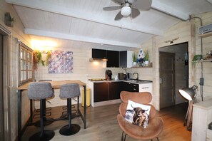 House | Private kitchen - Cabin in Tzummarum With Pool and Tennis Court (Tzummarum)