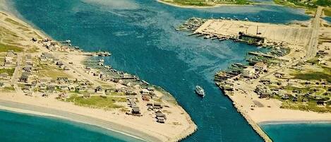 Chaises longues, serviettes de plage