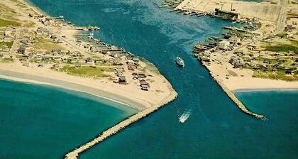 Charming Waterfront Island Bungalow with DOCK in Narragansett!