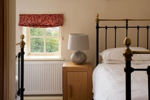 2 bedrooms, iron/ironing board, Internet, bed sheets